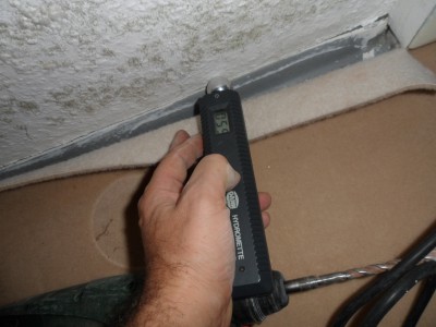 schimmelpilz entfernen, Schimmel an der Wand Fussleiste , Schimmel Wohnung