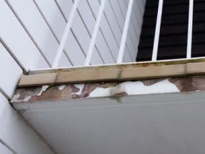 Putzabplatzung Balkon Ausblühungen