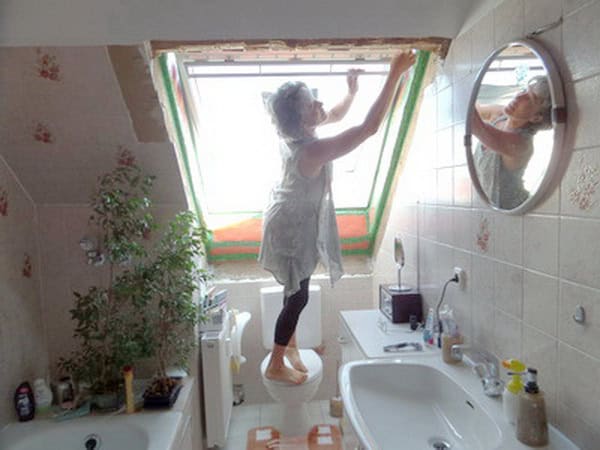 Schimmel & keine Dämmung zwischen Dachsparren und Dachfenster zur Bauabnahme in Stuttgart